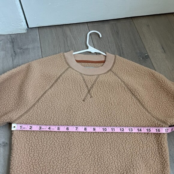 Everlane The ReNew Fleece Raglan Sweatshirt in camel - Picture 7 of 10